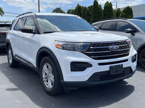 Used 2021 Ford Explorer XLT AWD/4WD image 2