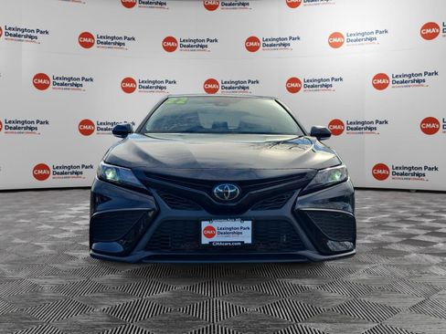 Used 2022 Toyota Camry SE image 2