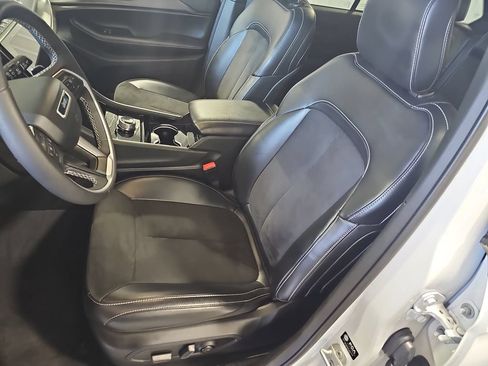 Used 2023 Jeep Grand Cherokee Altitude AWD/4WD image 14