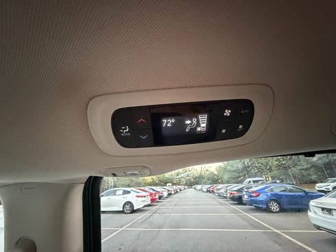 Used 2020 Chrysler Pacifica Limited image 31