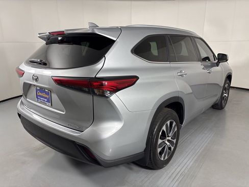 Used 2023 Toyota Highlander XLE AWD/4WD image 8