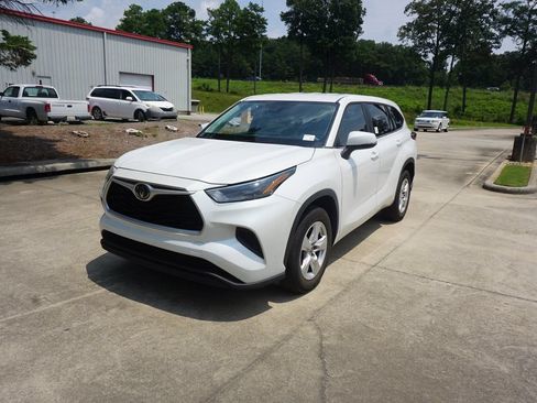 Used 2023 Toyota Highlander L FWD image 25