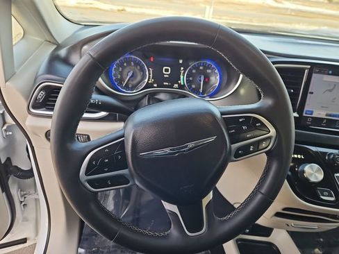 Used 2023 Chrysler Pacifica Touring-L image 26