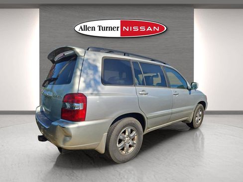 Used 2005 Toyota Highlander 2WD V6 w/ 3rd Row image 24