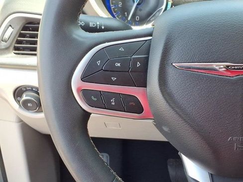 Used 2024 Chrysler Pacifica Touring-L FWD image 22