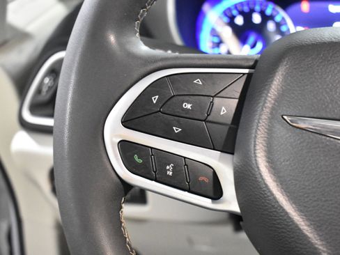 Used 2023 Chrysler Pacifica Touring-L FWD image 15
