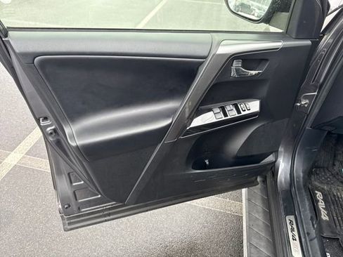 Used 2018 Toyota RAV4 SE w/ Advanced Technology Package image 18