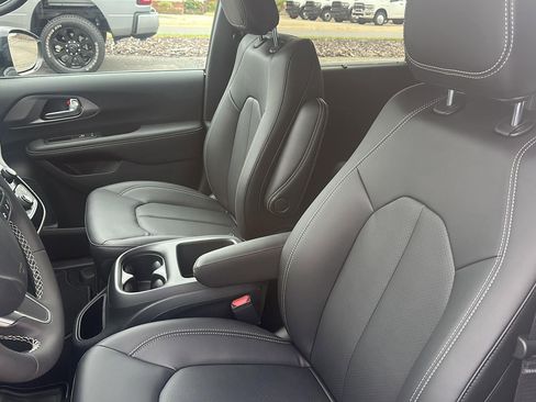 New 2026 Chrysler Pacifica Select image 23