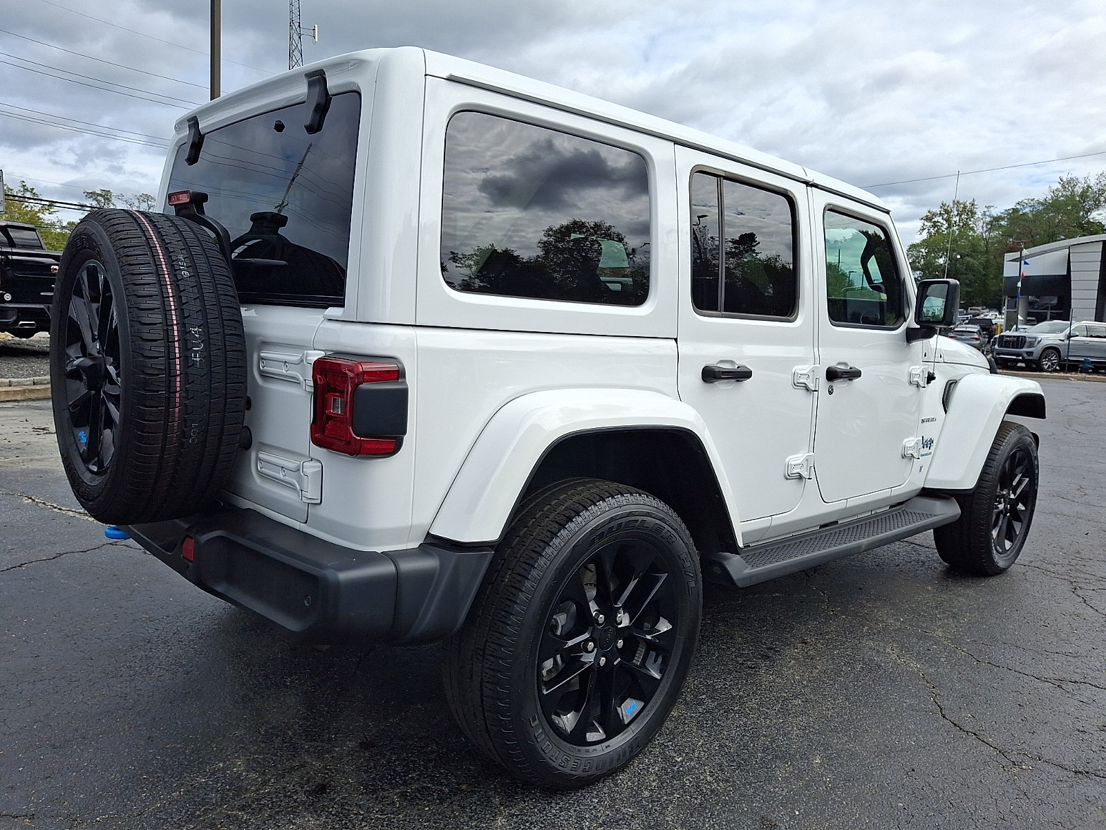 Used 2023 Jeep Wrangler Unlimited Sahara w/ Cold Weather Group AWD/4WD image 6