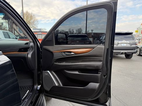 Used 2019 Cadillac Escalade ESV Luxury image 33
