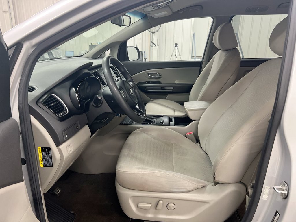 Used 2018 Kia Sedona LX FWD image 19