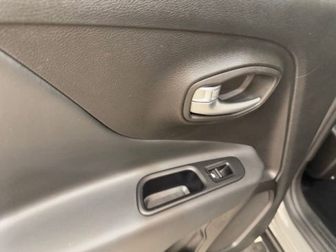 Used 2019 Jeep Renegade Altitude w/ Quick Order Package 22M image 17