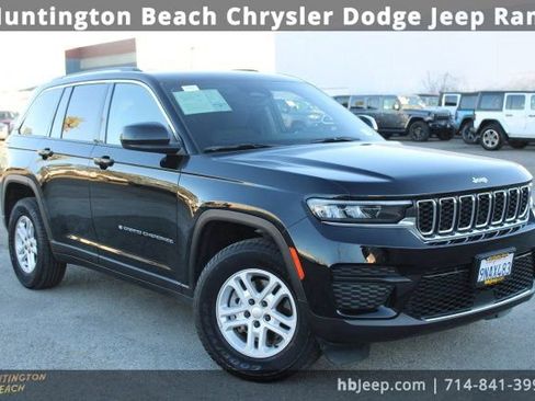 Used 2023 Jeep Grand Cherokee Laredo image 1