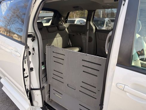 Used 2009 Toyota Sienna XLE image 15