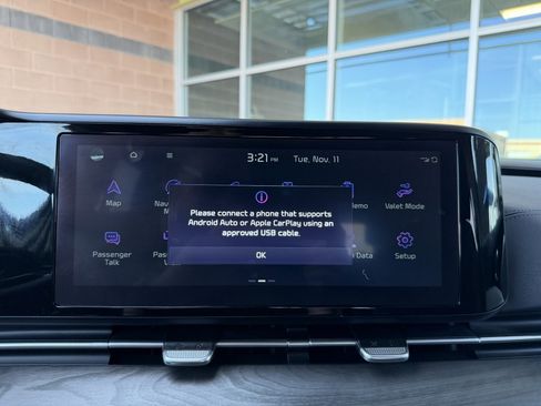 Used 2024 Kia Carnival EX image 23