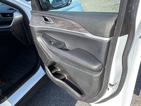 Used 2023 Jeep Grand Cherokee L Limited w/ Luxury Tech Group II image 16