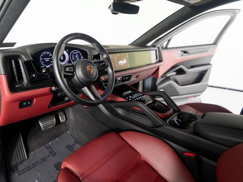 Certified 2024 Porsche Cayenne Turbo GT AWD/4WD image 15