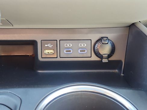 Used 2022 Toyota Highlander XLE AWD/4WD image 11