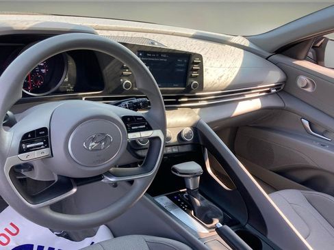 Used 2023 Hyundai Elantra SE FWD image 9