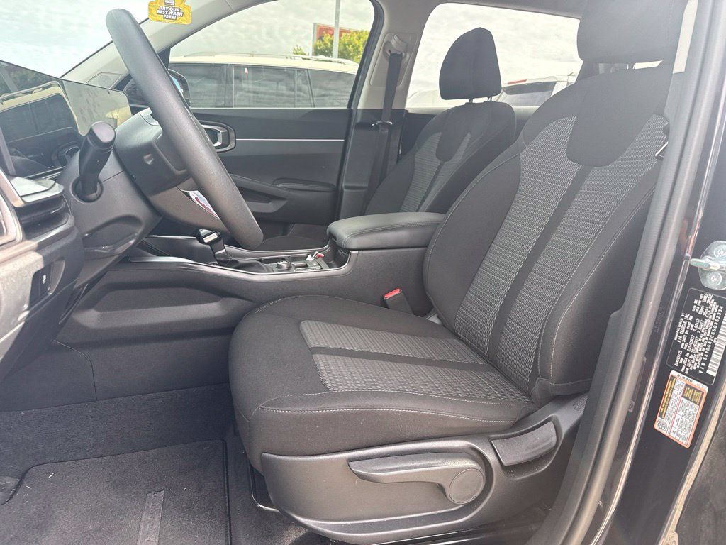 Used 2025 Kia Sorento LX FWD image 9