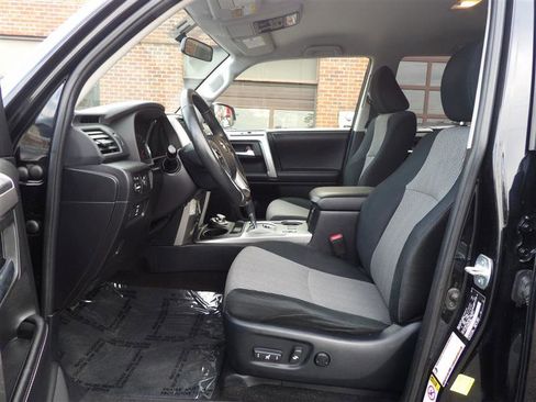 Used 2017 Toyota 4Runner 4WD image 10