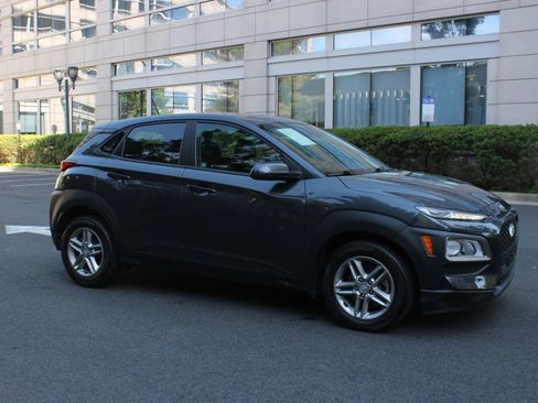 Used 2017 Hyundai Santa Fe Sport FWD image 2