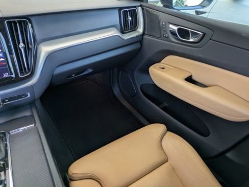 Used 2019 Volvo XC60 T5 Momentum w/ Multimedia Package image 15