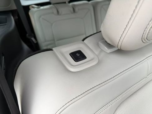 Used 2025 Lincoln Aviator Reserve w/ Equipment Group 201A image 13