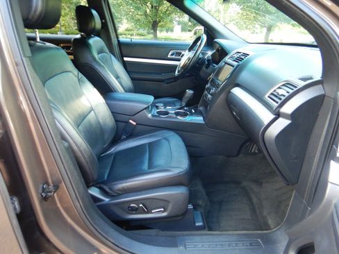 Used 2016 Ford Explorer XLT w/ Equipment Group 202A AWD/4WD image 20