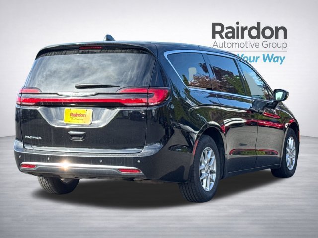 Used 2024 Chrysler Pacifica Touring-L FWD image 5