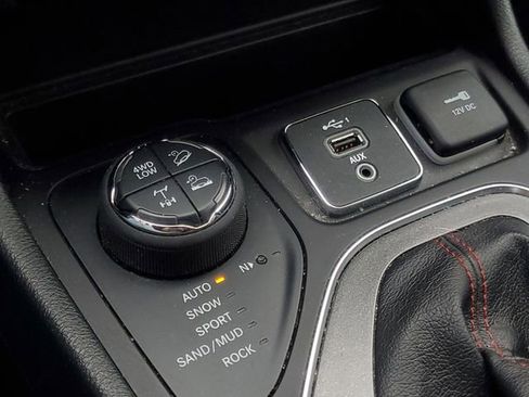 Used 2020 Jeep Cherokee Trailhawk w/ Cold Weather Group image 27