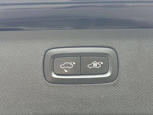 Used 2018 Volvo XC90 T6 Momentum w/ Convenience Package image 16