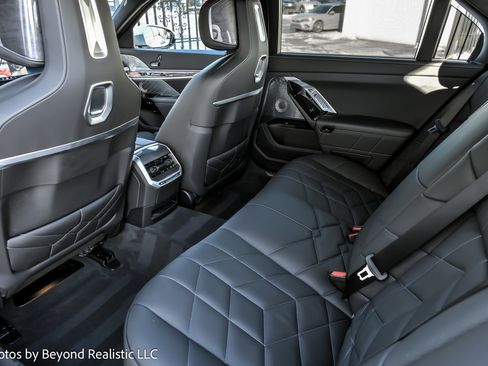 Used 2025 BMW 740i xDrive w/ Premium Package image 33