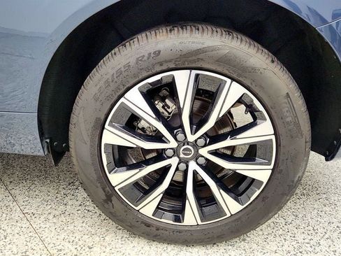 Used 2025 Volvo XC60 B5 Plus image 9