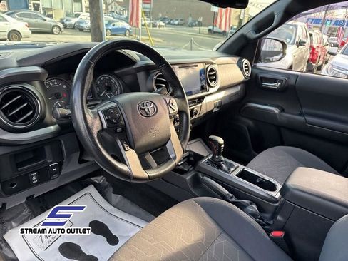 Used 2016 Toyota Tacoma TRD Sport image 17