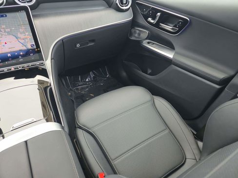 Used 2025 Mercedes-Benz GLC 300 4MATIC image 11