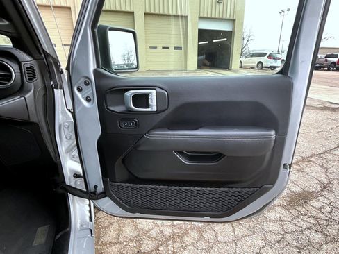 Used 2023 Jeep Wrangler Unlimited Sahara image 17