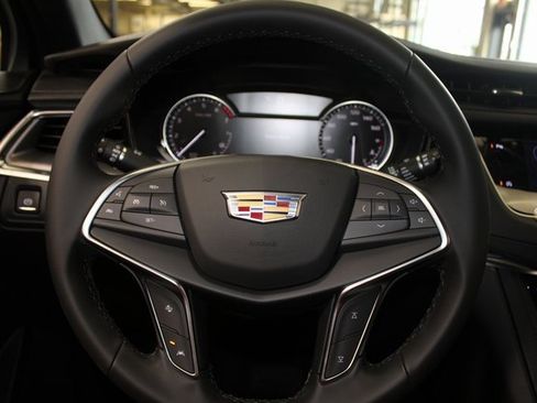 New 2025 Cadillac XT5 Luxury image 15