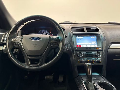 Used 2017 Ford Explorer XLT w/ Equipment Group 202A AWD/4WD image 21