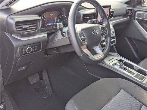 Used 2023 Ford Explorer XLT image 9