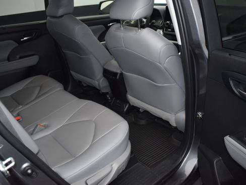 Used 2023 Toyota Highlander XLE FWD image 7