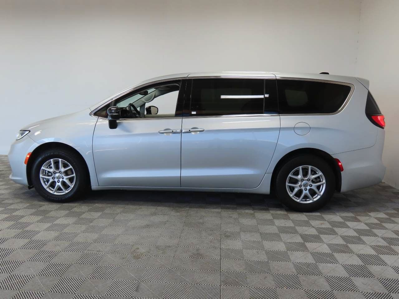 Used 2024 Chrysler Pacifica Touring-L FWD image 5