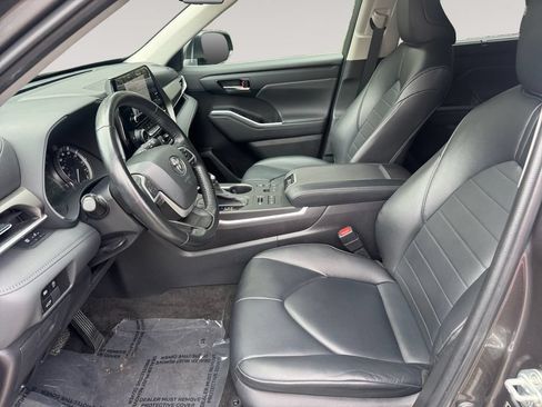 Used 2023 Toyota Highlander XLE AWD/4WD image 9