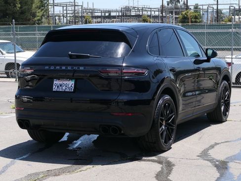 Used 2019 Porsche Cayenne w/ Premium Package AWD/4WD image 4