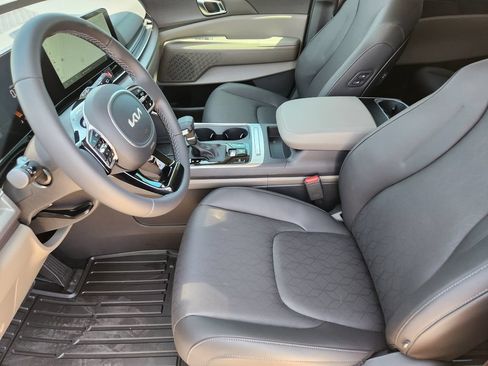 New 2026 Kia Carnival EX FWD image 11
