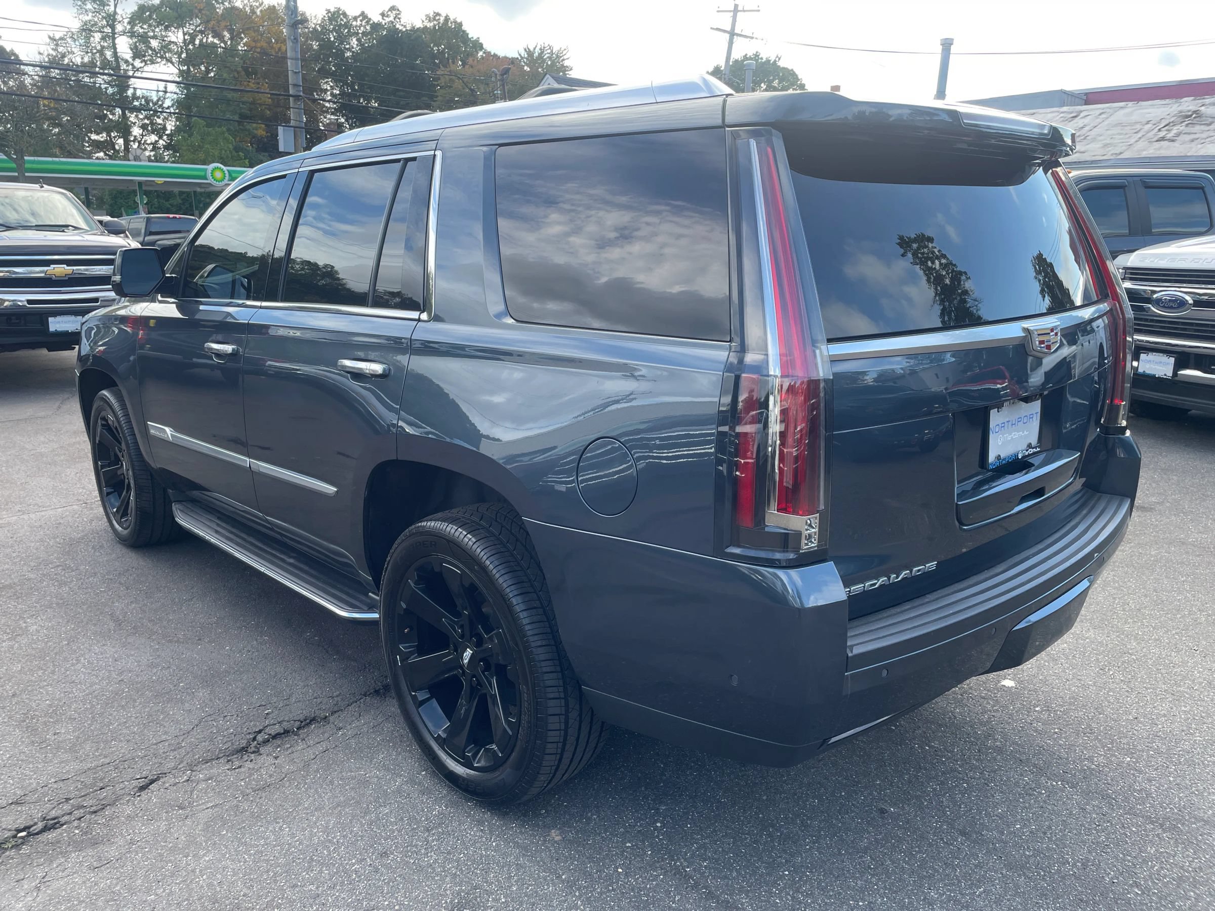 Used 2019 Cadillac Escalade Luxury AWD/4WD image 3