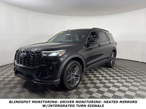 Used 2025 Ford Explorer ST-Line w/ ST-Line Street Pack image 3