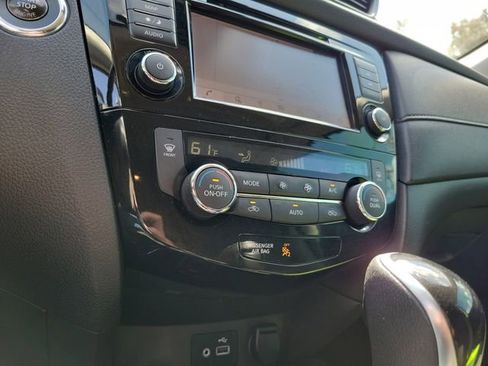 Used 2019 Nissan Rogue SV w/ Premium Package image 22