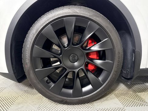 Used 2024 Tesla Model Y Long Range AWD/4WD image 19