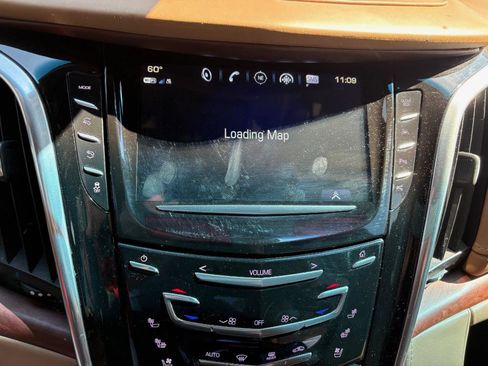 Used 2017 Cadillac Escalade Platinum image 5